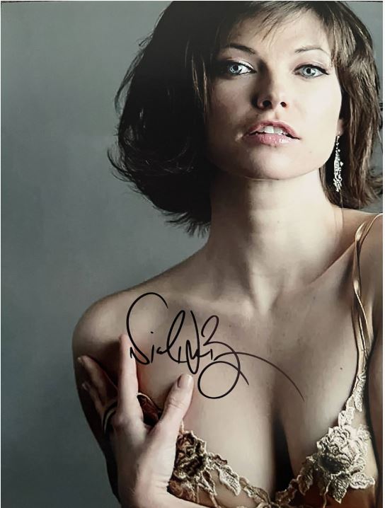 Star Trek Nicole de Boer autographed photo